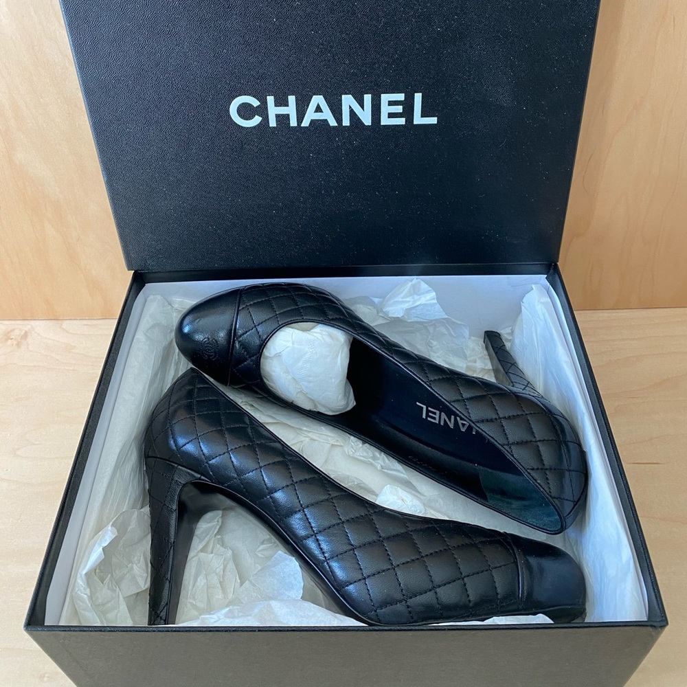Black leather Chanel pumps